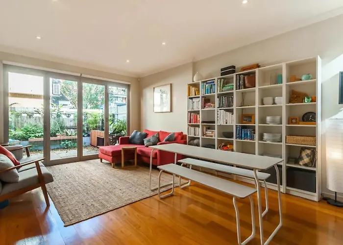 Quiet Terrace Townhouse On The City Fringe