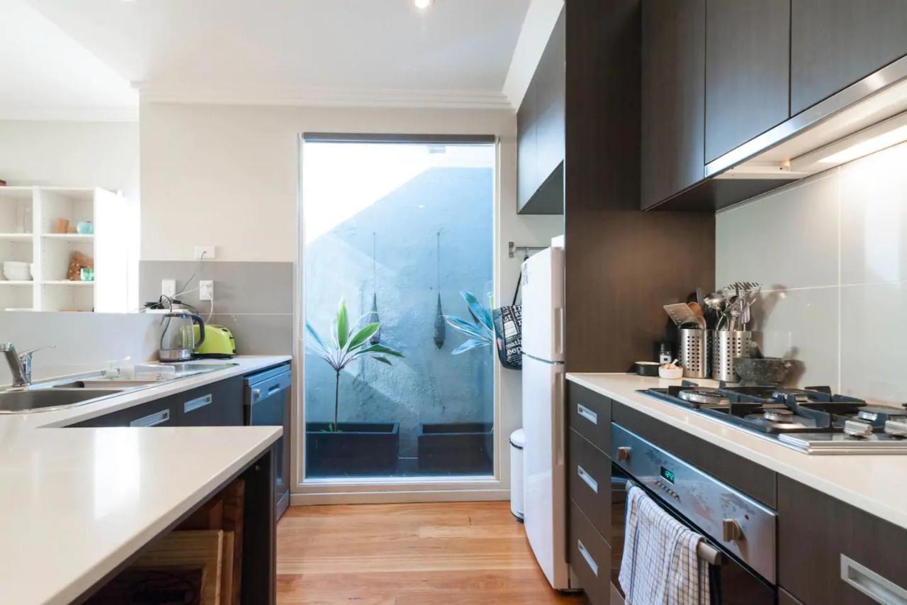 Quiet Terrace Townhouse On The Fringe *